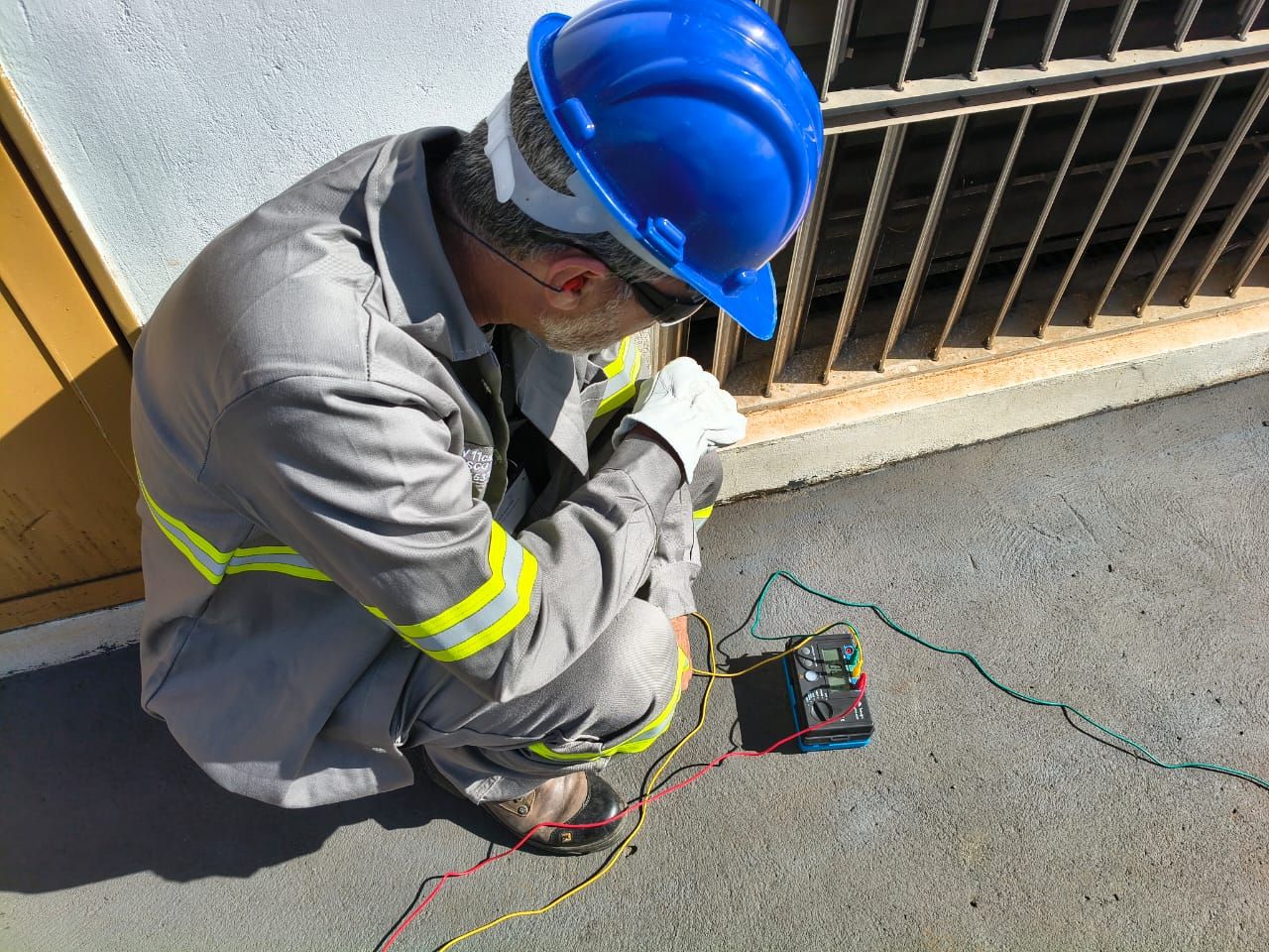Engenheiro da IC Para Raios executando medição em campo