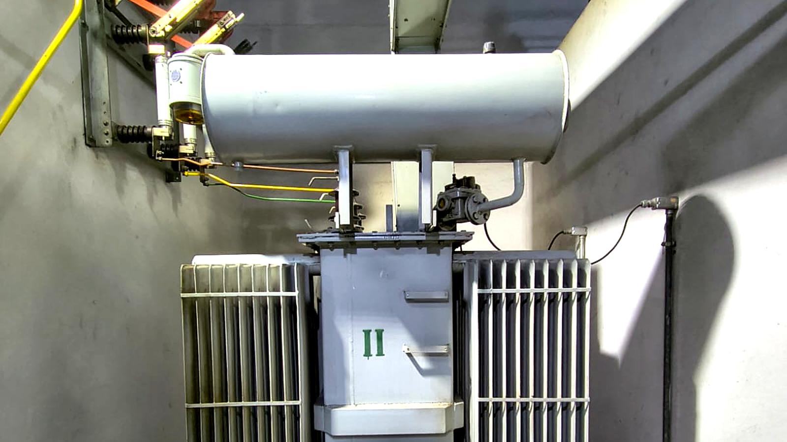 Transformador de cabine primária de média tensão em manutenção