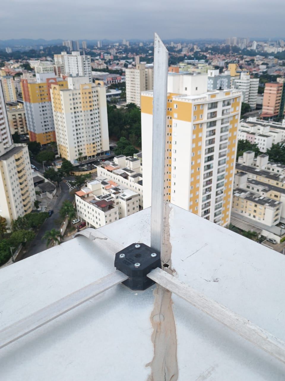 Captor de SPDA instalado na cobertura de um condomínio
