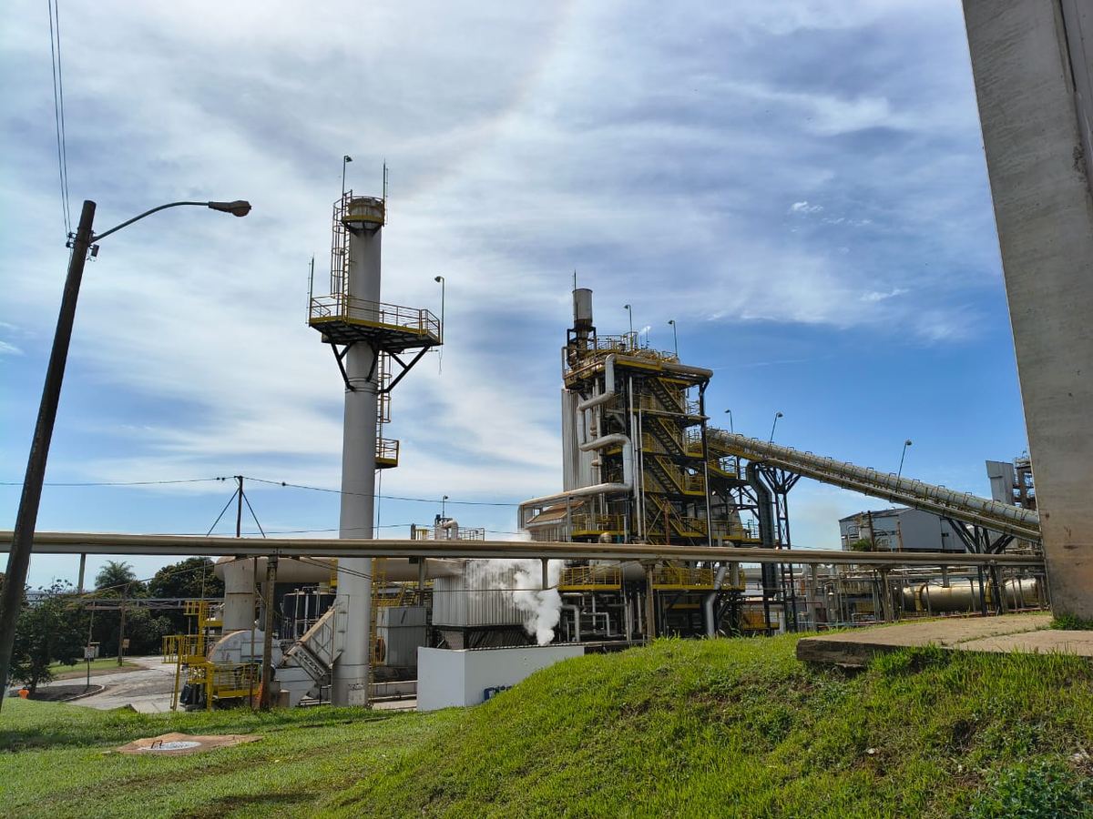 Captores de SPDA instalados em chaminés de planta industrial