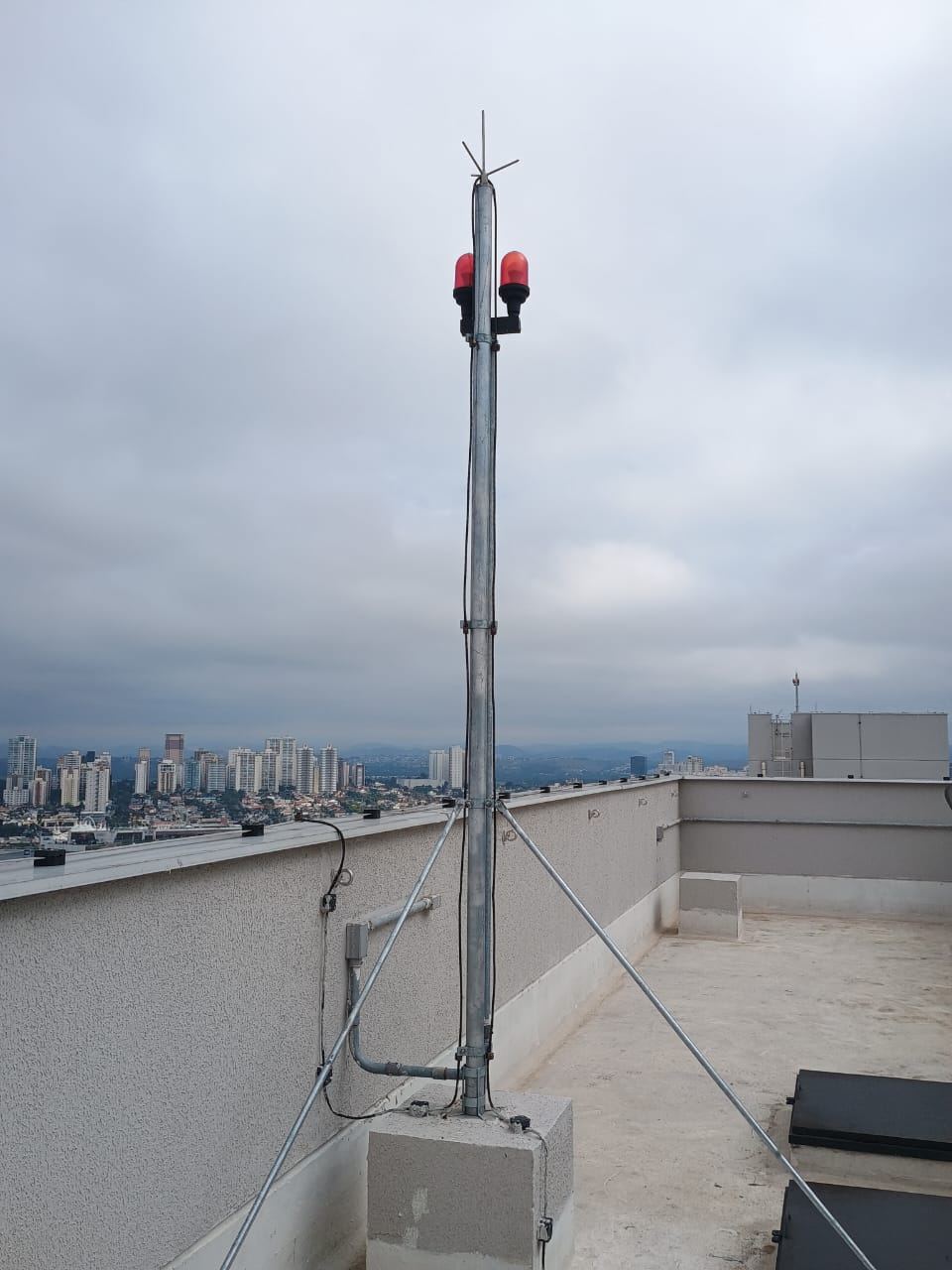 Mastro captor com sinalização de obstáculo em cobertura de edifício